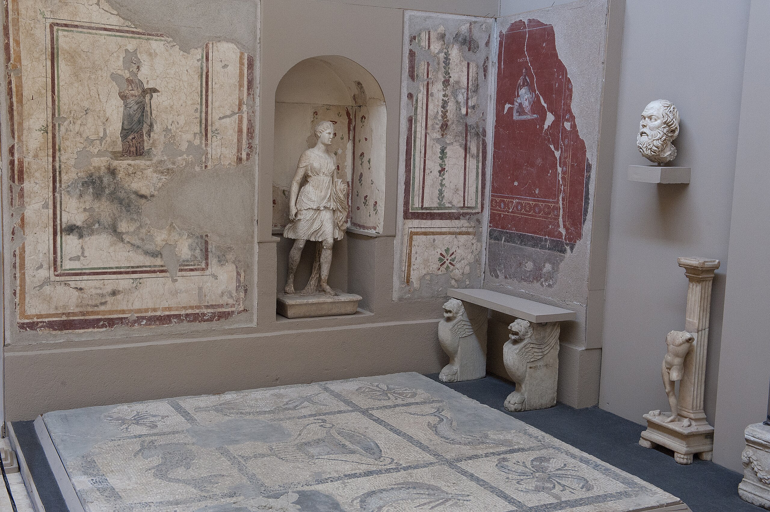 Selçuk_Museum_Artemis_and_Socrates_in_2011_3927
