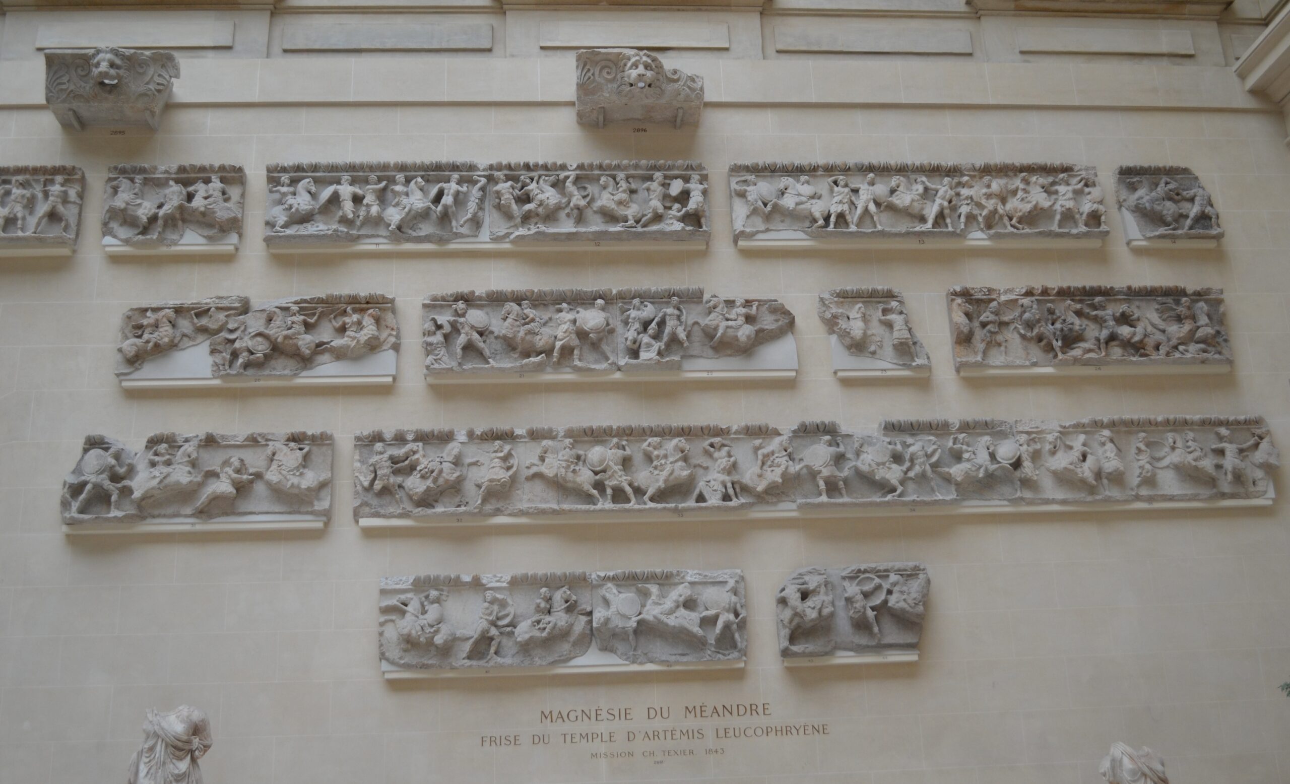Musee_du_Louvre_-_Fragment_de_la_frise_du_temple_dArtemis_Leucophryene_a_Magnesie_du_Meandre-scaled